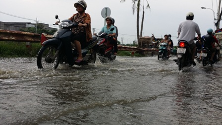 Người Sài Gòn xoay xở với triều cường dâng cao ảnh 3